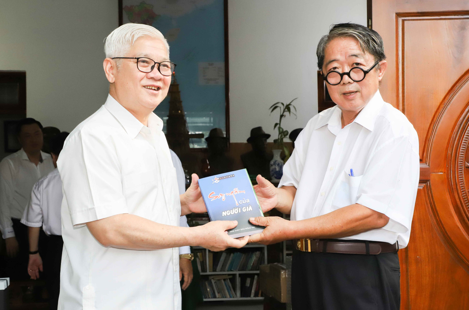 Ông Mai Sông Bé tặng sách cho Bí thư Tỉnh ủy Nguyễn Văn Lợi.